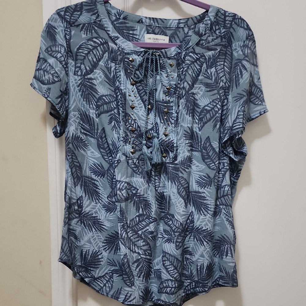 LIZ CLAIBORNE Shades Of Blue Leaf Design With Stud Detail Top Size PXL